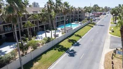 2BR Half Block to Beach, Pool Hot Tub Patio SPI - image 111 of 135