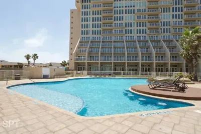 Beachfront Bargain " 2 Levels " 2 Pools & Hot Tubs - image 53 of 78