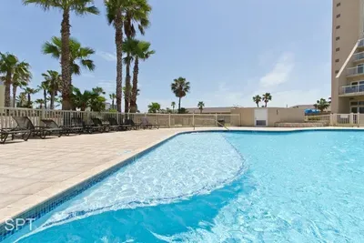 Beachfront Bargain " 2 Levels " 2 Pools & Hot Tubs - image 56 of 78