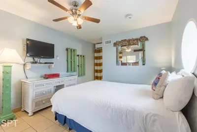 Beachfront Bargain " 2 Levels " 2 Pools & Hot Tubs - image 20 of 78