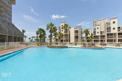 Beachfront Bargain " 2 Levels " 2 Pools & Hot Tubs - image 66 of 78