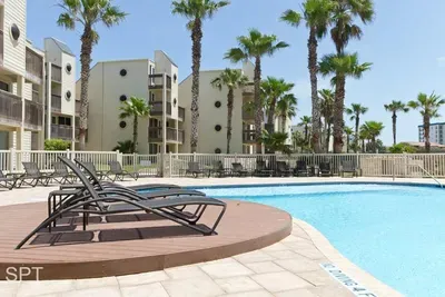 Beachfront Bargain " 2 Levels " 2 Pools & Hot Tubs - image 57 of 78