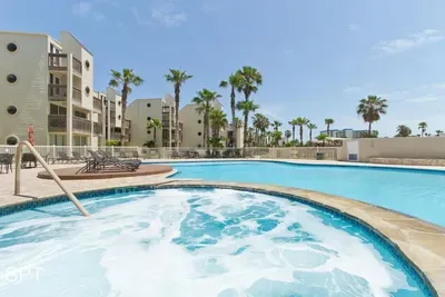 Beachfront Bargain " 2 Levels " 2 Pools & Hot Tubs - image 59 of 78