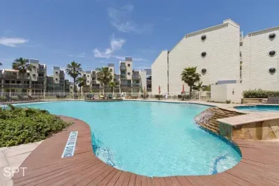 Beachfront Bargain " 2 Levels " 2 Pools & Hot Tubs - image 24 of 78