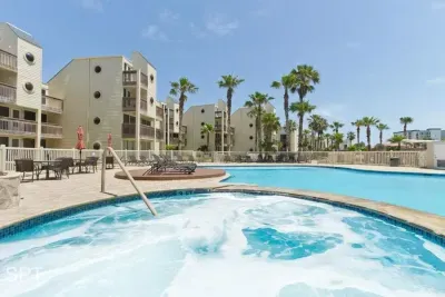 Beachfront Bargain " 2 Levels " 2 Pools & Hot Tubs - image 58 of 78