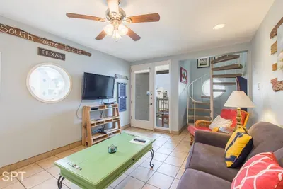 Beachfront Bargain " 2 Levels " 2 Pools & Hot Tubs - image 18 of 78