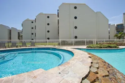 Beachfront Bargain " 2 Levels " 2 Pools & Hot Tubs - image 42 of 78
