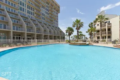 Beachfront Bargain " 2 Levels " 2 Pools & Hot Tubs - image 67 of 78