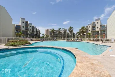 Beachfront Bargain " 2 Levels " 2 Pools & Hot Tubs - image 27 of 78