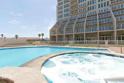 Beachfront Bargain " 2 Levels " 2 Pools & Hot Tubs - image 73 of 78