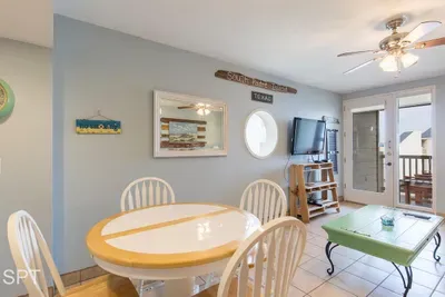 Beachfront Bargain " 2 Levels " 2 Pools & Hot Tubs - image 17 of 78