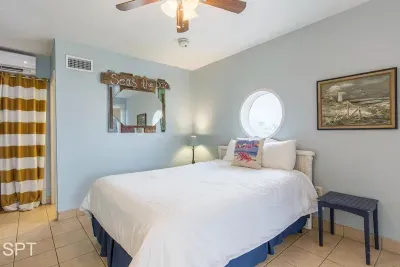 Beachfront Bargain " 2 Levels " 2 Pools & Hot Tubs - image 19 of 78