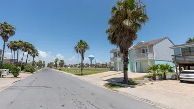New 3BR Townhome, Heated Pool, Beach Steps SPI - image 15 of 180