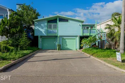 Throwback Vibes "Near Beach "Great Deck - image 22 of 57