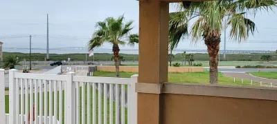 * Like New Killer Patio * Stunner close to Beach - image 22 of 80