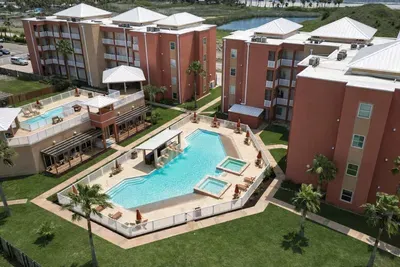 Resort-Style Condo with Pools, Tubs & Pavilion – Walk to Beach, Dining & Entertainment
