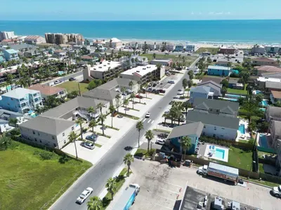 * Patio to Pool * Walk to Beach * Fresh Like New - image 41 of 45