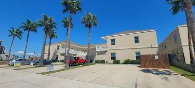 * Patio to Pool * Walk to Beach * Fresh Like New - image 26 of 45