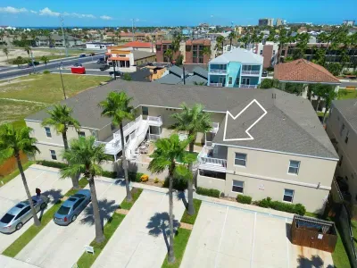 * Patio to Pool * Walk to Beach * Fresh Like New - image 42 of 45