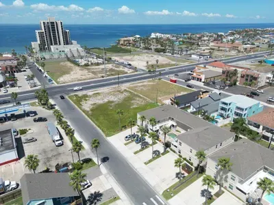* Patio to Pool * Walk to Beach * Fresh Like New - image 39 of 45