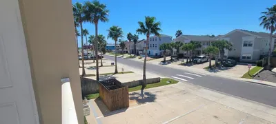 * Patio to Pool * Walk to Beach * Fresh Like New - image 25 of 45