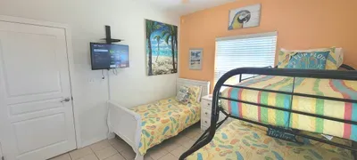 * Patio to Pool * Walk to Beach * Fresh Like New - image 14 of 45