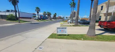 * Patio to Pool * Walk to Beach * Fresh Like New - image 35 of 45