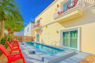 A bright, easygoing escape where sunlit spaces meet a calm poolside vibe. Settle into slow mornings, relaxed afternoons, and breezy evenings that feel naturally inviting. A simple, refreshing stay designed for guests who love effortless comfort.