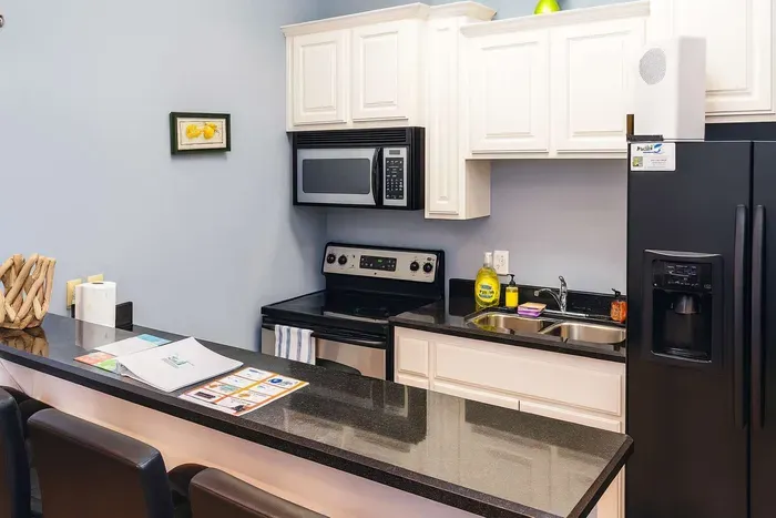 A bright, practical kitchen that feels easy to settle into, with simple touches and a calm, everyday rhythm. A comfortable space that keeps the stay feeling grounded and effortless, perfect for guests who appreciate a relaxed, home‑like flow.