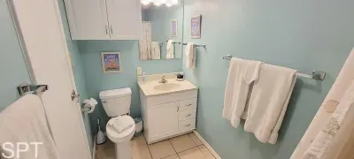 Clean Coastal‑Style Bathroom
Bright, well‑kept bathroom with fresh white fixtures, soft blue walls, and neatly arranged towels—perfect for a comfortable, guest‑ready stay.