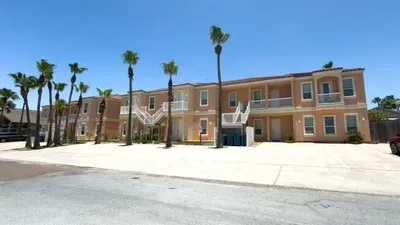 2BR Pool, 200 Steps to Beach, High Ceilings SPI - image 21 of 131