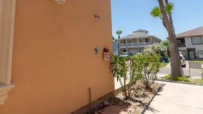 2BR Pool, 200 Steps to Beach, High Ceilings SPI - image 109 of 131