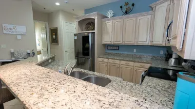 2BR Pool, 200 Steps to Beach, High Ceilings SPI - image 39 of 131