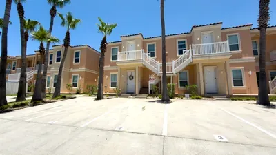 2BR Pool, 200 Steps to Beach, High Ceilings SPI - image 20 of 131