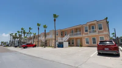 2BR Pool, 200 Steps to Beach, High Ceilings SPI - image 14 of 131