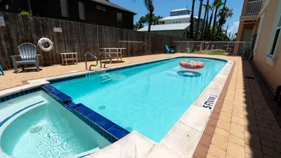 2BR Pool, 200 Steps to Beach, High Ceilings SPI - image 102 of 131