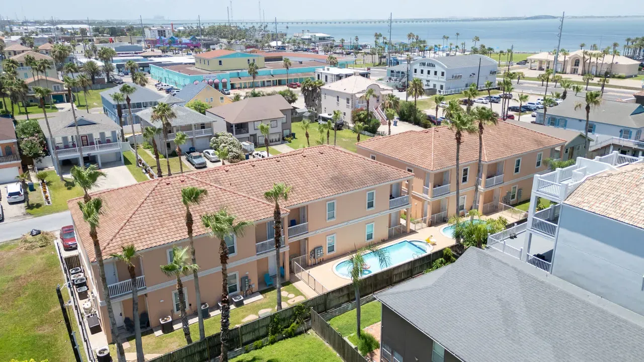 2BR Pool, 200 Steps to Beach, High Ceilings SPI - image 1 of 131