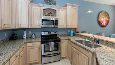 2BR Pool, 200 Steps to Beach, High Ceilings SPI - image 40 of 131