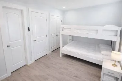 Bright & Modern Bunk Room Near Beach – Sleeps 4, Family-Friendly, Smart Entry, Stylish Laminate Floors, Crisp White Bedding, Closet Space, and Minimalist Design for a Relaxing Stay