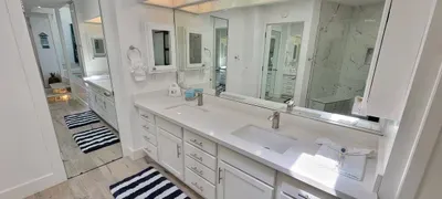 Crisp, Contemporary Bathroom — Light Finishes, Ample Storage & a Spa‑Inspired Touch for Guest Comfort