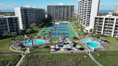* Heated Pool * Sleeps Many Beachfront Resort - image 109 of 180