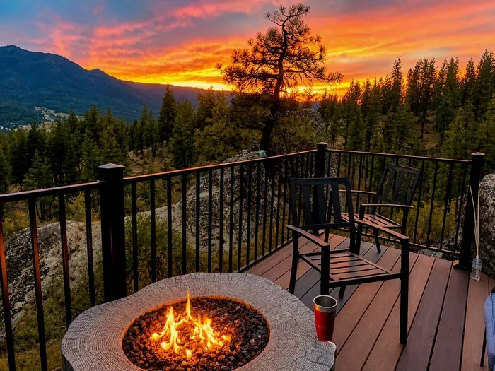 Mountain-view deck with fire pit and unforgettable sunset vistas