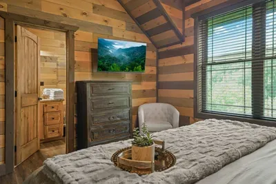 Mama Bear Hideaway Retreat - image 76 of 86