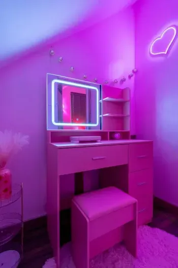 Mirror, mirror on the wall, who’s the glammest cowgirl of them all?