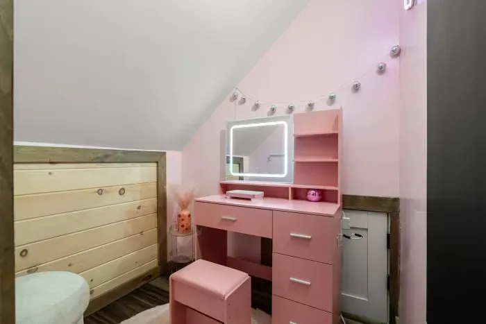 Get glam, cowgirl! Your mirror moment awaits