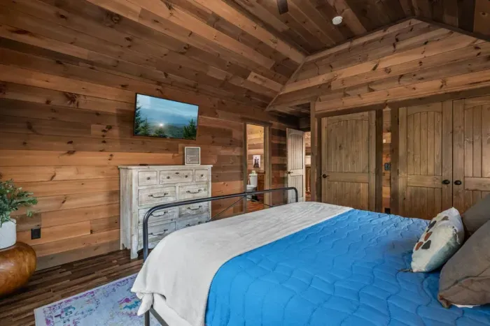 This spacious upstairs retreat features a private full bathroom, a large open layout, a closet for storage, and a flat-screen TV for entertainment. Perfect for guests who want comfort, privacy, and convenience all in one.