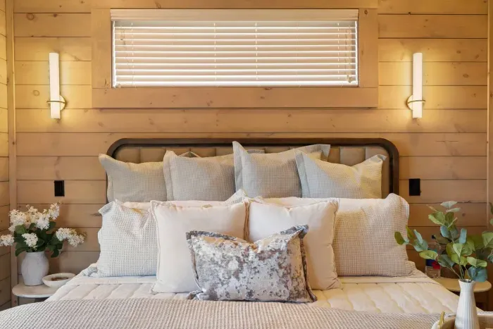 The master bedroom features a king-size bed with plush, hotel-quality bedding for ultimate comfort. It’s a cozy, luxurious space designed for restful nights and peaceful mornings.
