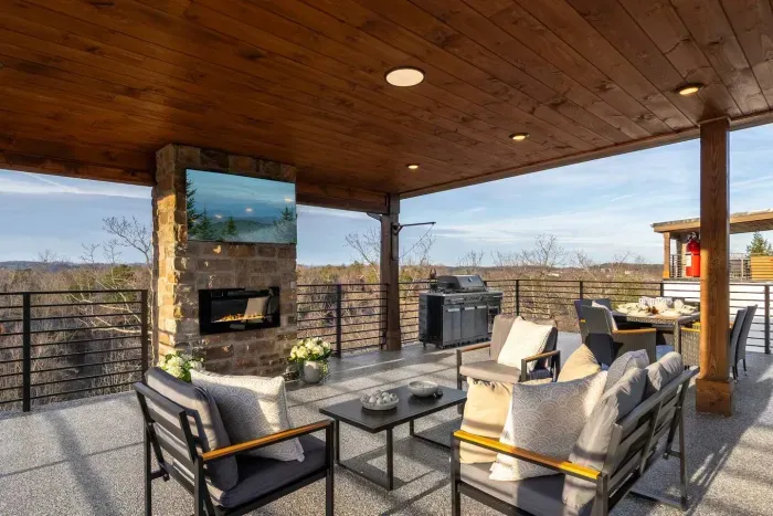 The rooftop TV lets you stream your favorite shows or movies, adding a fun twist to your mid-day unwind. It’s the perfect setup for a cozy day in the fresh mountain air.