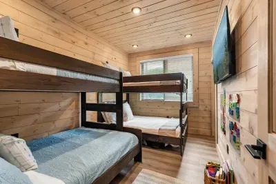 This cozy 2 bunk room features a queen-over-queen bed AND a twin-over-full bed, perfect for kids or adults alike.