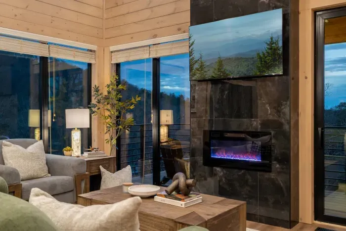 At night, the tall electric fireplace glows warmly, setting a cozy mood. Surrounded by nature and tucked away from it all, it’s the perfect spot for stargazing, quiet talks, or simply enjoying the stillness.
